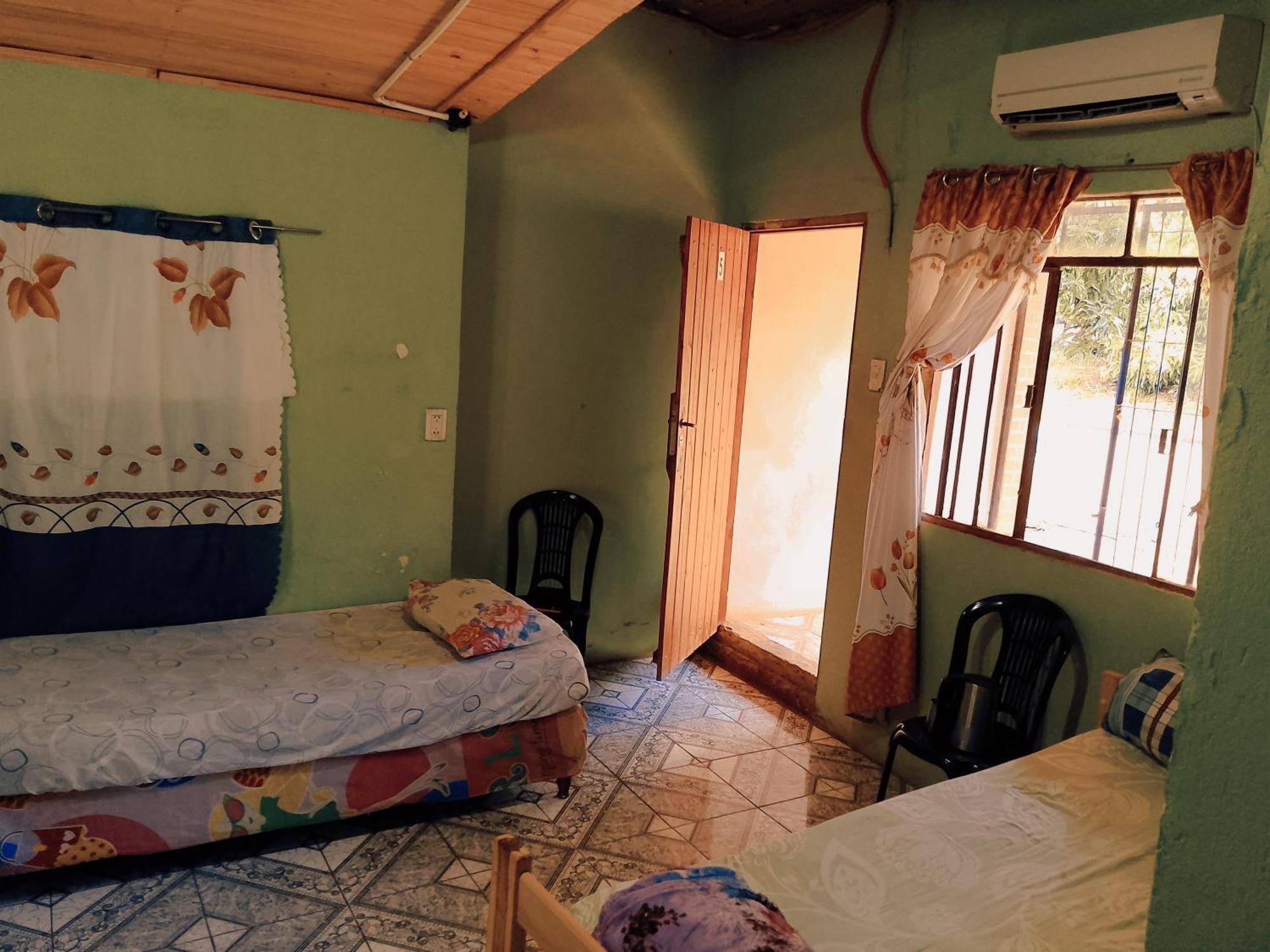 Hostel Loli Puerto Iguazu Ruang foto